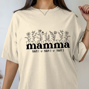 Personlig T-skjorte Mamma Egendefinert navn og blomster