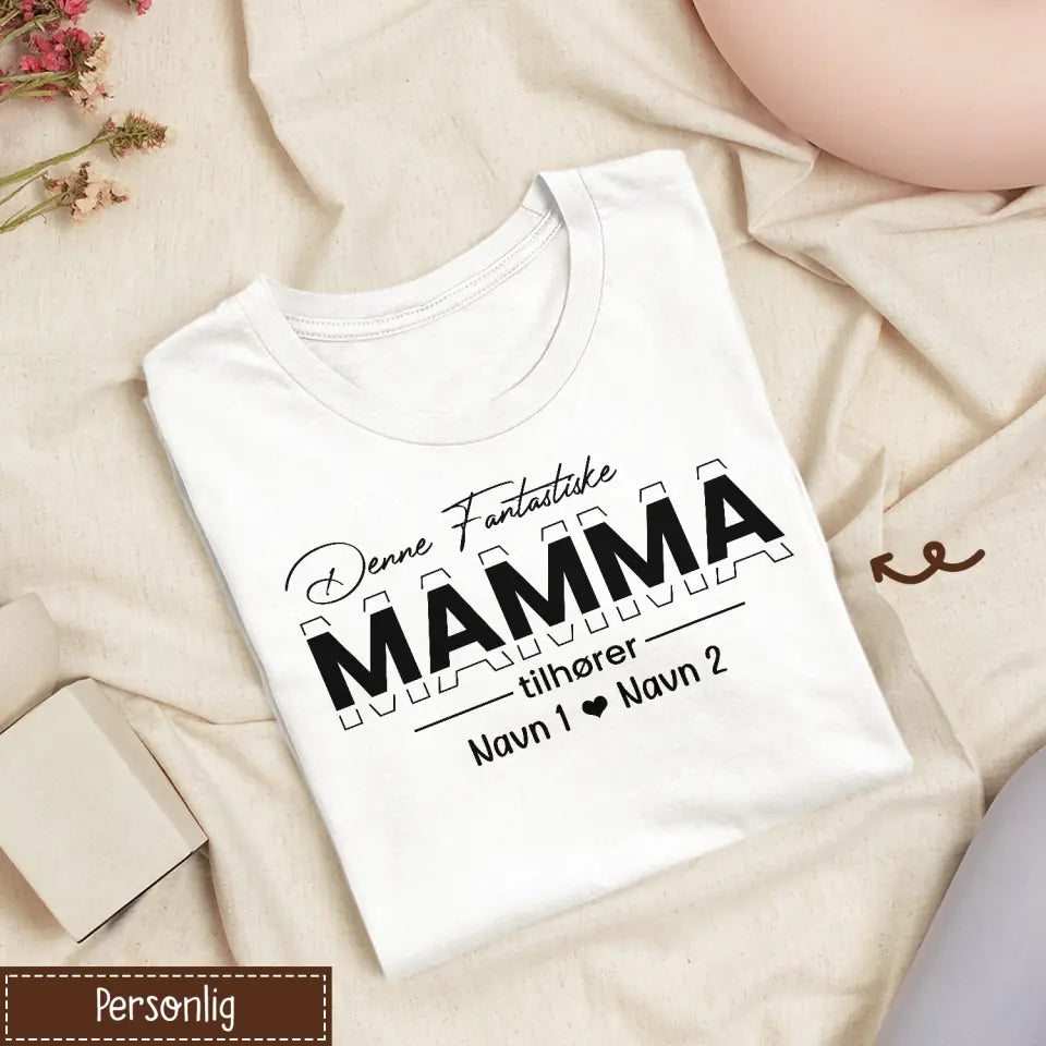 T-skjorte Denne Fantastiske Mammaen Tilhører Navn